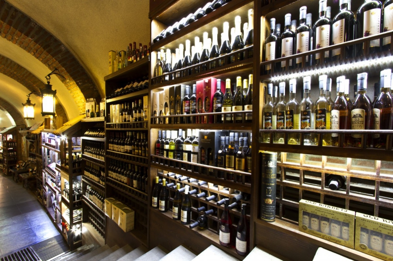boutique-ROQUEBRUNE CAP MARTIN-min_world_street_travel_shop_canon_georgia_wine_bottles-429767